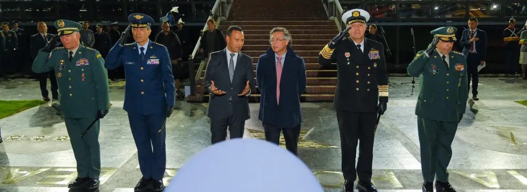 Presidente Petro anuncia salario mínimo en la Fuerza Pública.