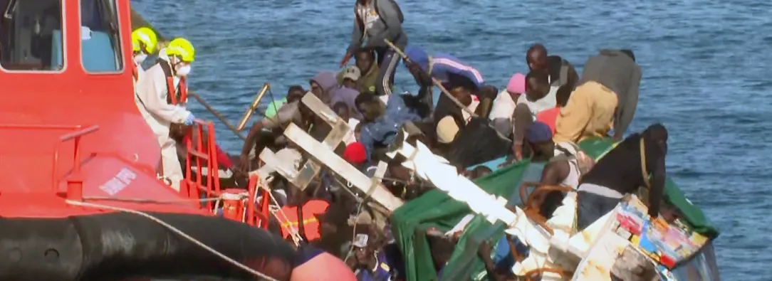 Esta imagen, tomada de un vídeo difundido por Televisión Canaria, muestra cómo una embarcación abarrotada de migrantes vuelca mientras sus ocupantes desembarcaban en el puerto de La Restinga, en la isla de El Hierro, Islas Canarias, España.