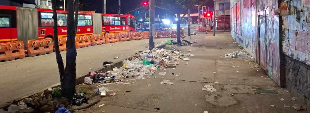 Avenida Caracas en Bogotá, con basura en el espacio público