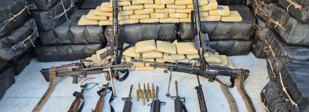 Armada incautó cocaína, marihuana y fusiles en frontera con Brasil.