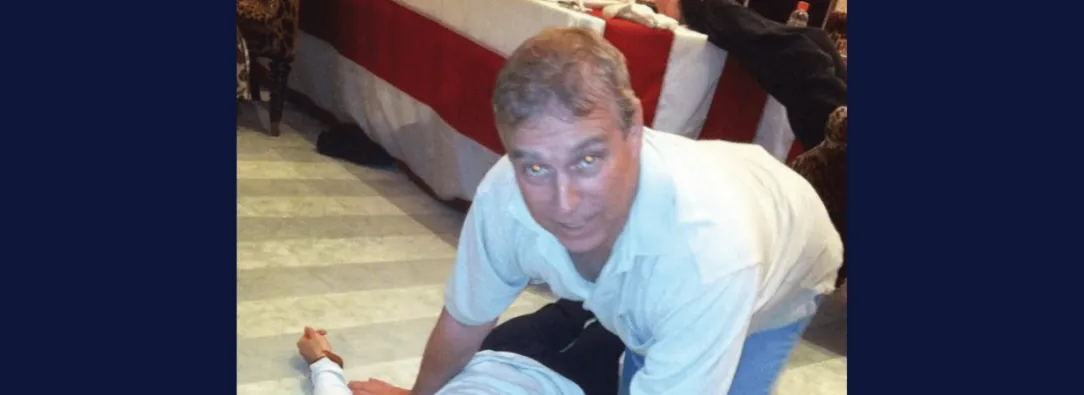 Caso Epstein_foto del príncipe Andrés aparece en el Louvre.