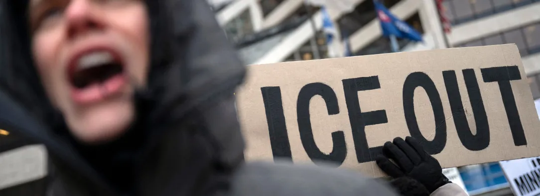 La agencia habría enviado cientos de citaciones a Google, Meta, Discord y Reddit para obtener datos de usuarios que publican y critican operativos migratorios del ICE.