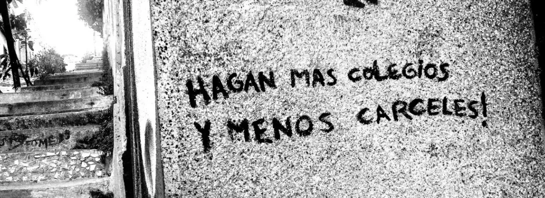 Grafitti que dice hagan más colegios y menos cárceles