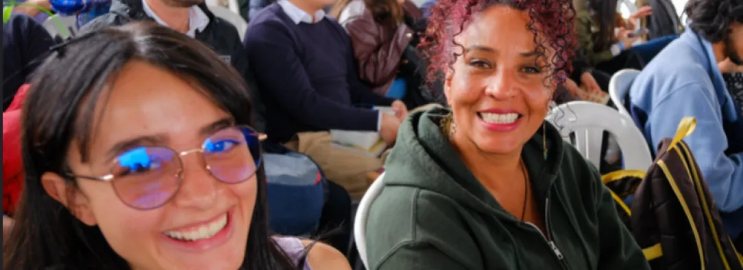 dos mujeres sonriendo a la cámara