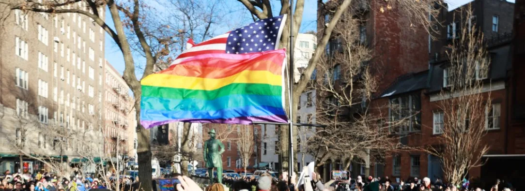 La bandera LGTBIQ+ volvió a Stonewall desafiando directriz de Trump
