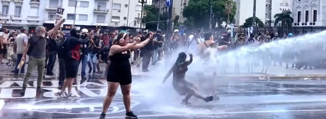 Entre huelgas y represión violenta, Argentina avanza en la reforma laboral de Milei. Foto: Viory