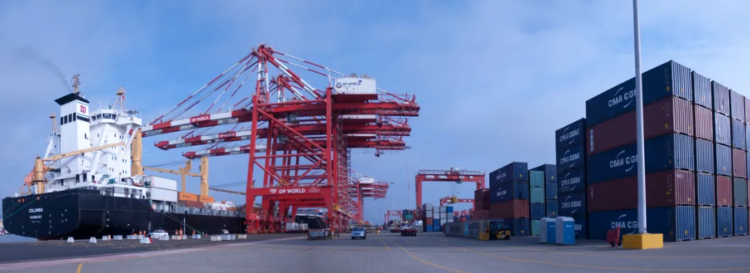 Barco Carguero, Puerto de Carga y Containers del Comercio Exterior