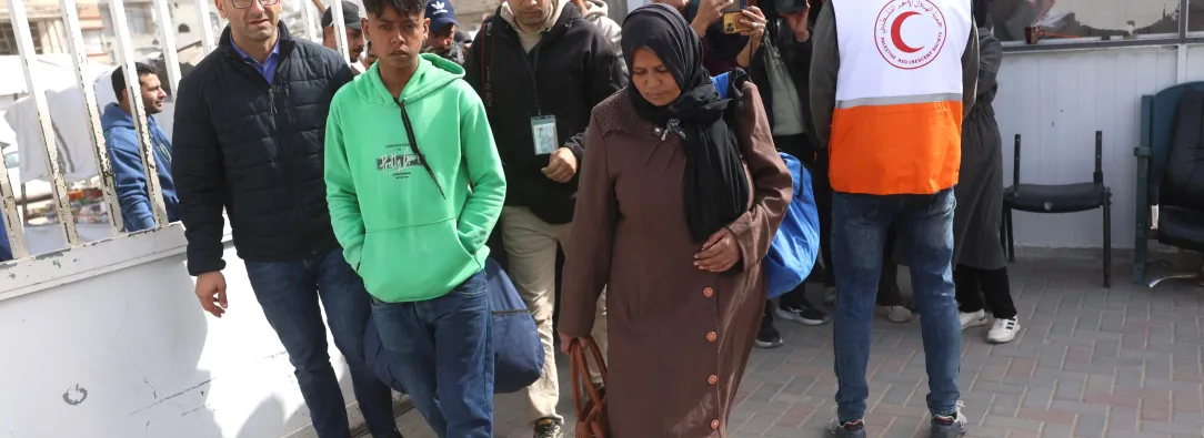 Un joven palestino con lesiones oculares y su madre, Randa Abu Mustafa, llegan al recinto del Hospital de la Media Luna Roja para ser evacuados de la Franja de Gaza a través del paso de Rafah con Egipto para recibir tratamiento en el extranjero, en Jan Yunis, en el sur de la Franja de Gaza, el 2 de febrero de 2026.