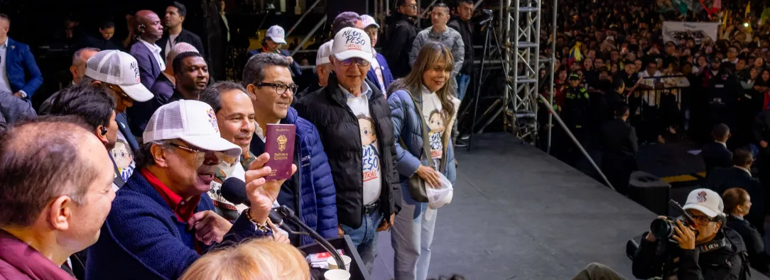 Petro presentó nuevo pasaporte hecho en Colombia.