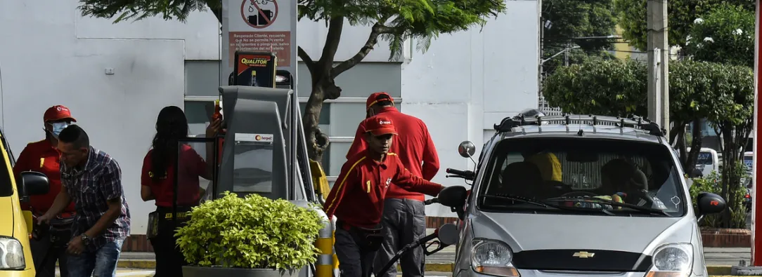 Precio de la gasolina bajará en marzo: costará 500 pesos menos.