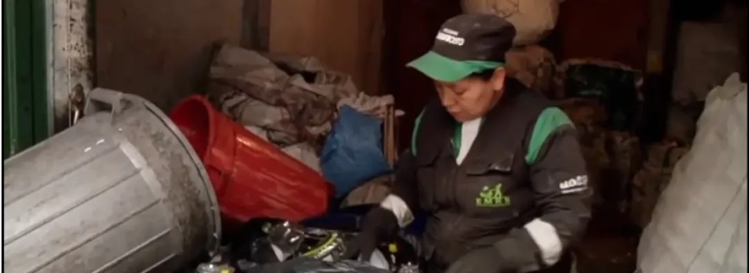 recicladora realizando su oficio