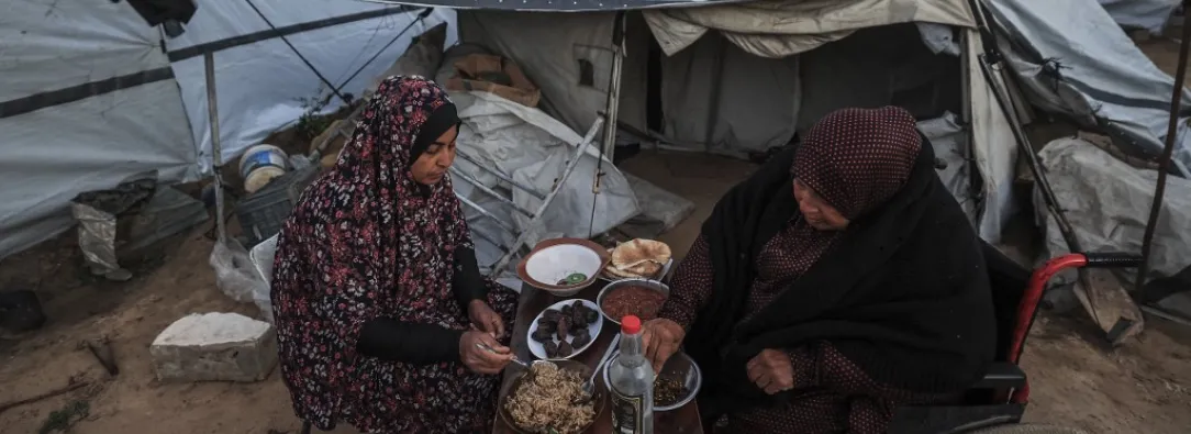 Más de cien camiones de ayuda humanitaria logran cruzar el paso de Rafah hacia Gaza sitiada