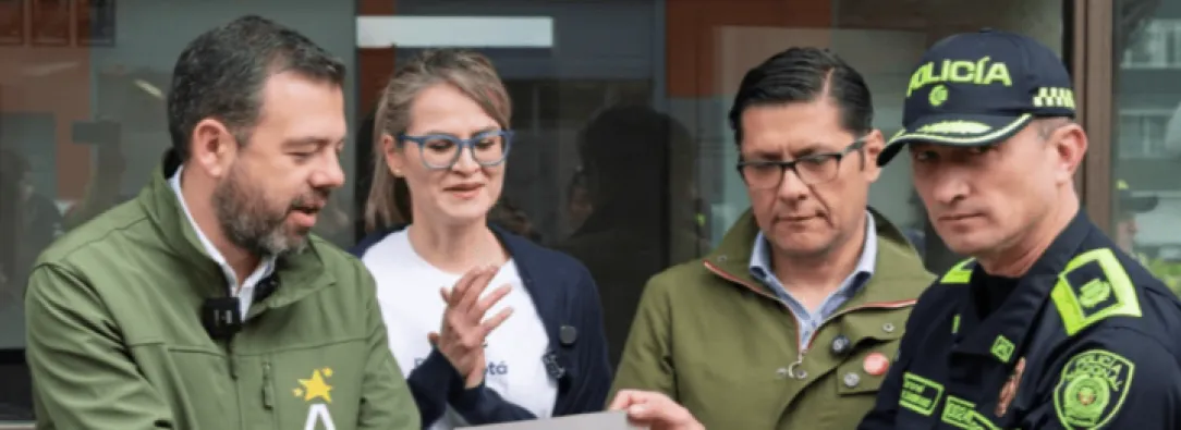 imagen de Carlos Fernando Galán, César Restrepo y Oficial de la Policía Metropolitana