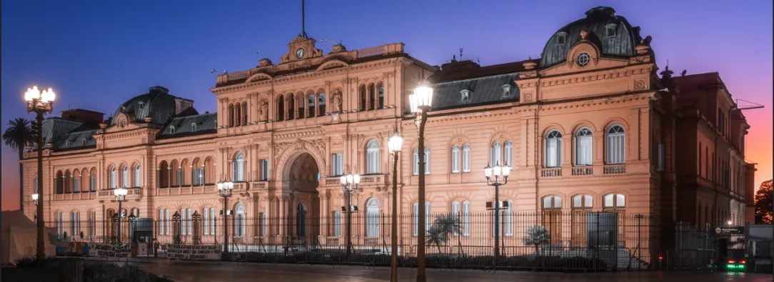 imagen de la casa de gobierno argentina, Casa Rosada, al caer la tarde