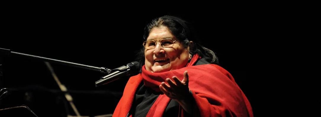 Familia de Mercedes Sosa pide renuncia de funcionario de Milei tras comentarios de odio contra la cantautora argentina