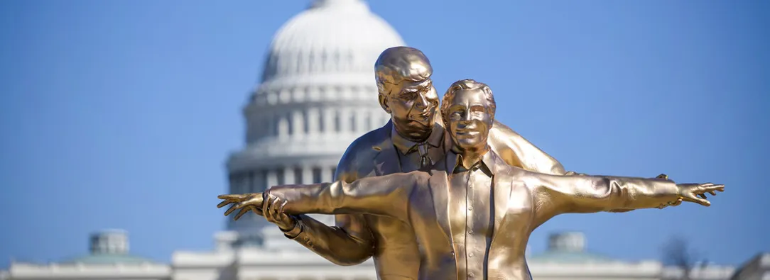 Instalan estatua de Trump y Epstein en Washington