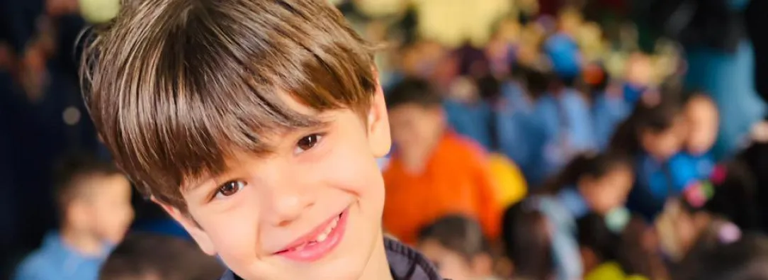 fotografía del niño que fue bombardeado en Líbano