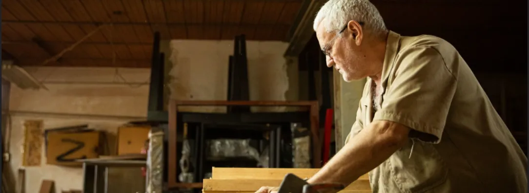 carpintero trabajando sobre la mesa