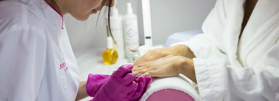 Cancelan registros sanitarios de esmaltes semipermanentes por contener sustancias tóxicas