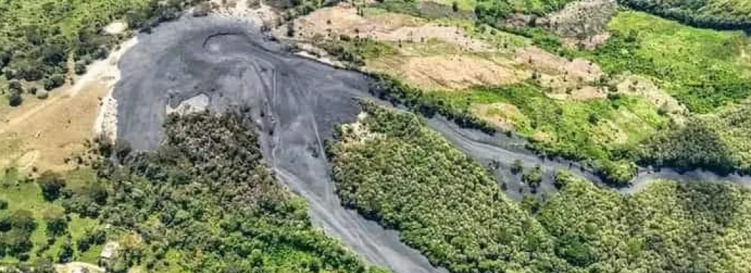 vista del área de un volcán de lodo que había hecho erupción