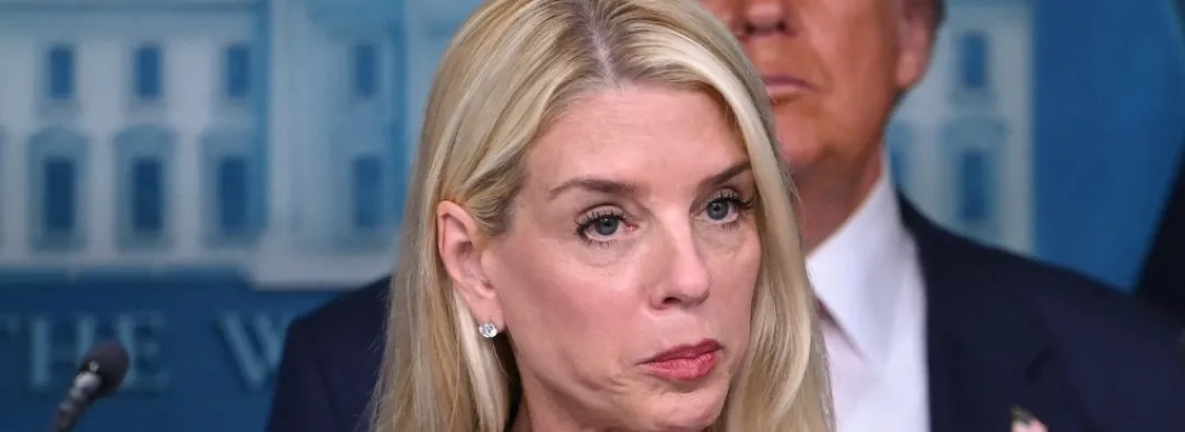 Trump despide a su fiscal general, Pam Bondi