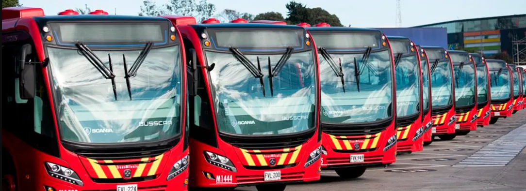 hilera de buses de Transmilenio (panorámicos frontales)