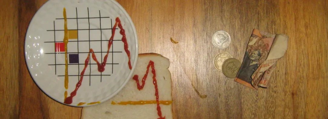 imagen de plato con curva de indicador económico y dinero al lado