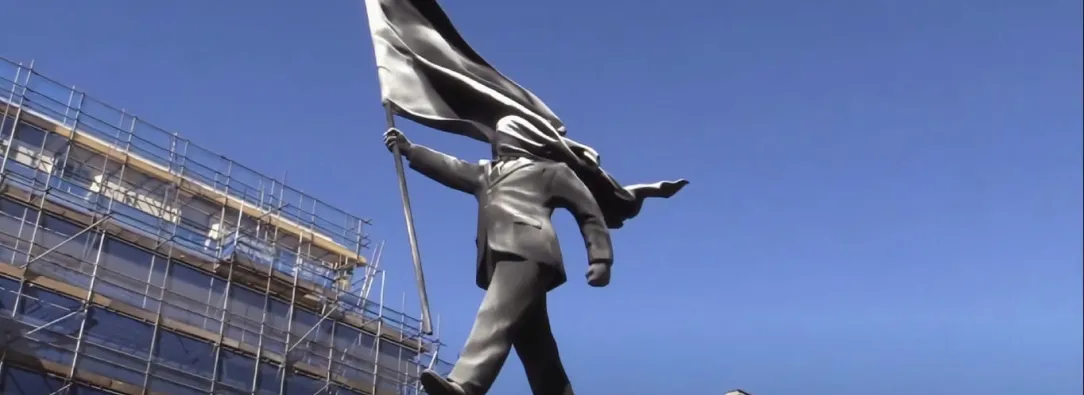Banksy irrumpe en el corazón de Londres con una escultura que desafía el nacionalismo y el poder monárquico