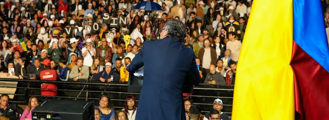 El presidente Gustavo Petro defiende el mural sobre falsos positivos en Antioquia, y calificó como “censura” las acciones del expresidente Álvaro Uribe 
