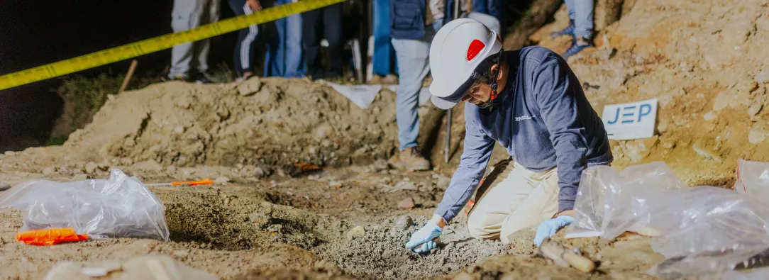 Justicia tras 24 años de olvido: JEP entrega el cuerpo de la séptima víctima hallada en La Escombrera de Medellín