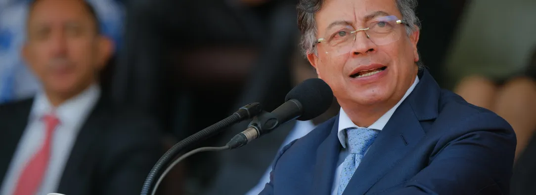 Petro advierte que militares que hagan política deben salir de la fuerza pública