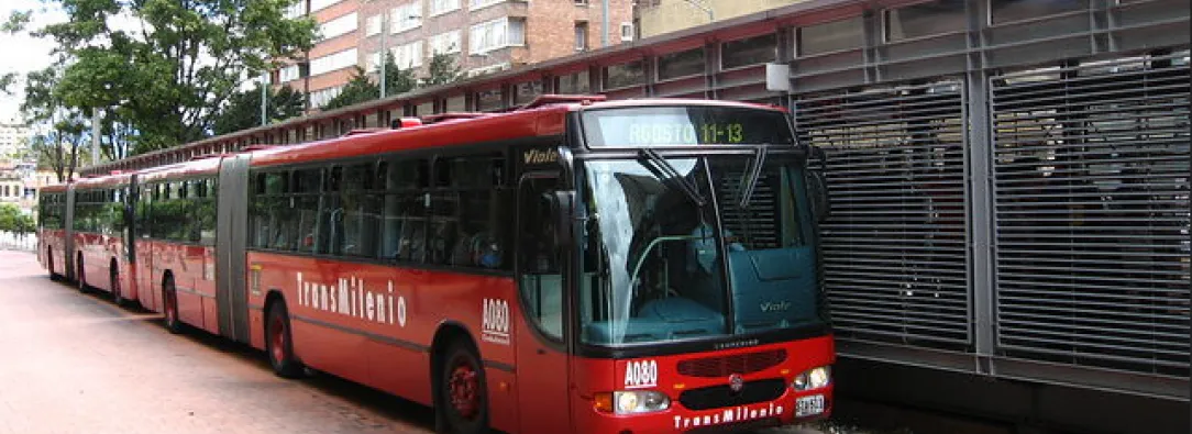 bus de transmilenio en estación del sistema