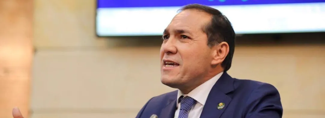 “Fondos secuestran recursos de los ahorradores", ministro de Trabajo tras suspensión de traslado de recursos a Colpensiones
