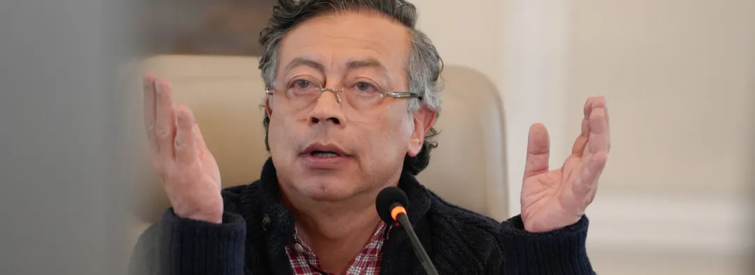 Sus bancadas pusieron en peligro la economía nacional: Petro a Uribe