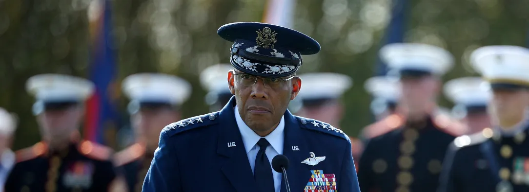 Charles Q. Brown Jr. alerta por politización militar en EE. UU.