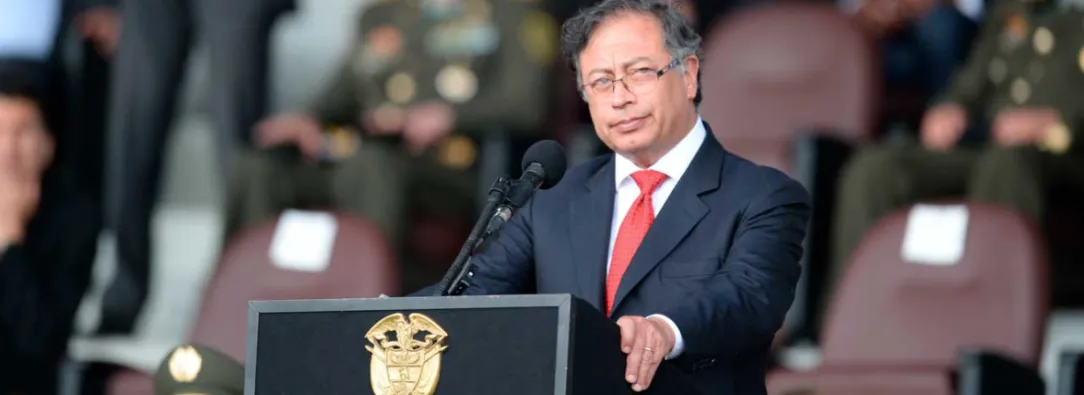 foto del presidente Gustavo Petro en atril