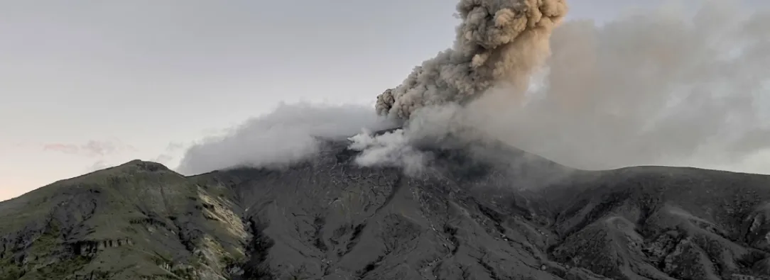 El volcán Puracé no da tregua: 472 sismos y caída de ceniza mantienen la alerta Naranja