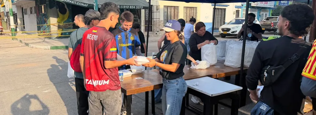 Entrega de comida a vecinos en Barrio Providencia, Pereira.