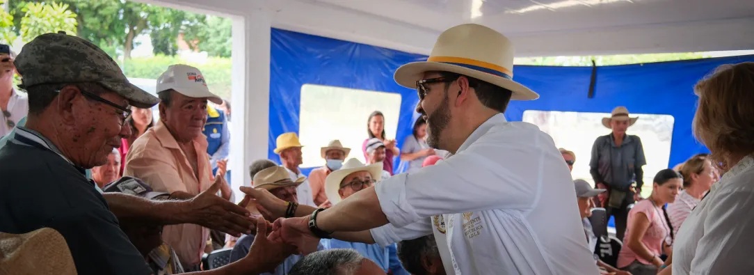 El presidente Abelardo de la Espriella destina su primer salario a dos hogares que cuidan a personas mayores