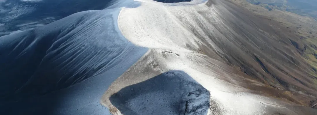 Volcán Puracé sigue en alerta naranja por sismos y columnas de ceniza