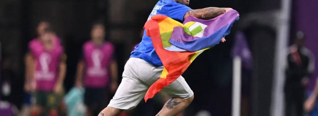 ¿Que-paso-con-el-hincha-que-invadio-la-cancha-con-una-bandera-LGBT.jpg