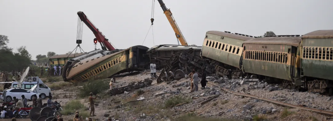 Accidente-de-tren-en-Pakistan.-Foto_-AFP.jpg