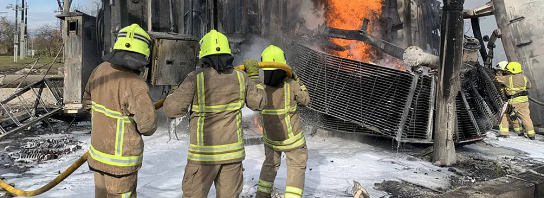 Bomberos-atienden-incendio-en-infraestructura-electrica-en-Ucrania.jpg