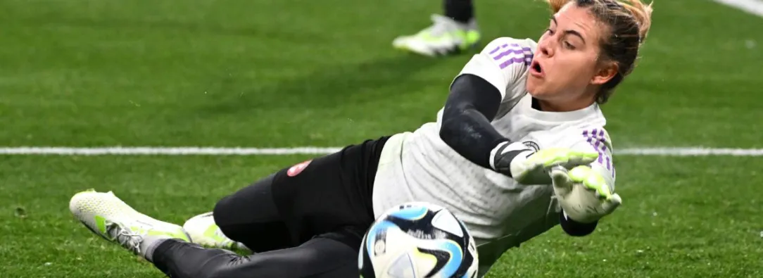 Catalina-Perez-portera-de-la-seleccion-colombia-femenina-atajando-un-balon.jpg