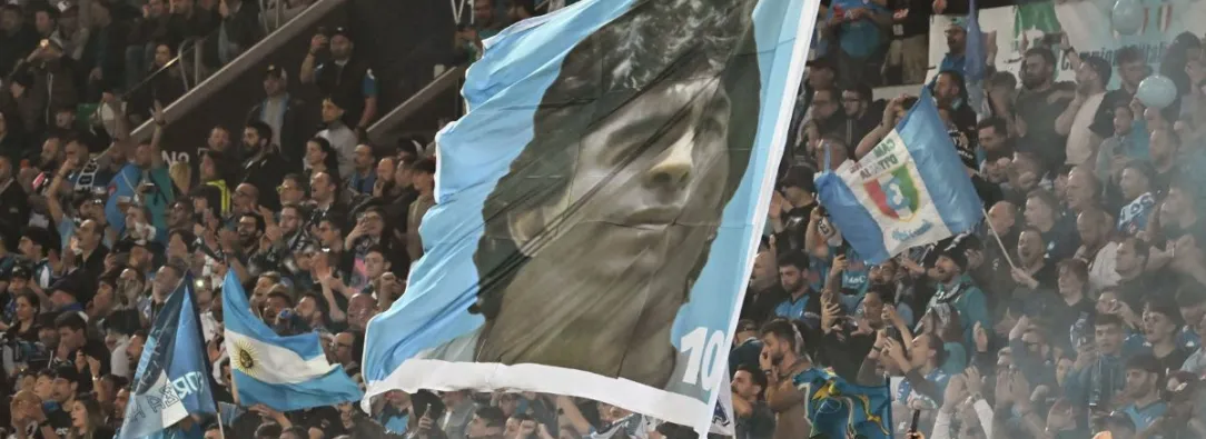 El-recuerdo-de-Maradona-presente-en-los-festejos-de-los-hinchas-del-Napoli.jpg
