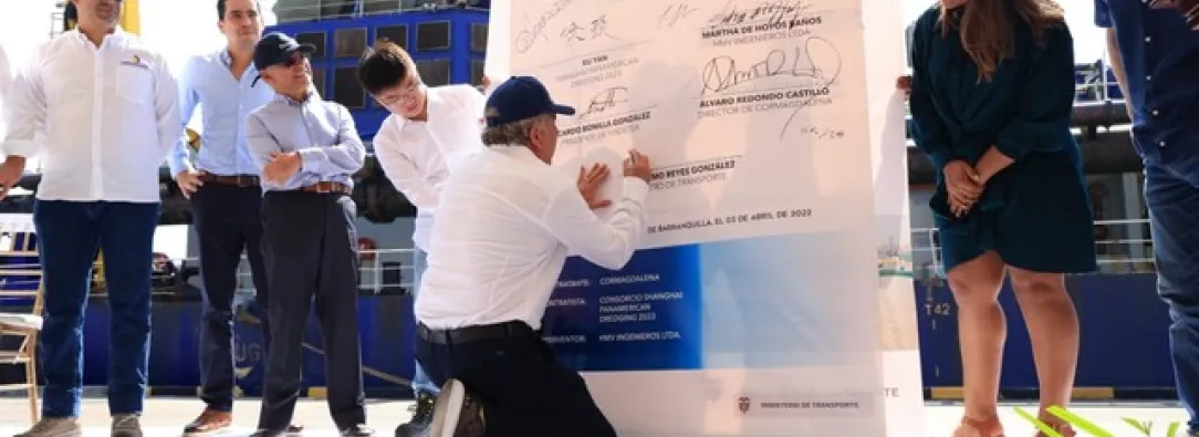 Firma-protocolaria-del-contrato-de-multi-dragado-para-el-canal-de-acceso-al-Puerto-de-Barranquilla-Foto-Cortesia-Mintransporte.jpg