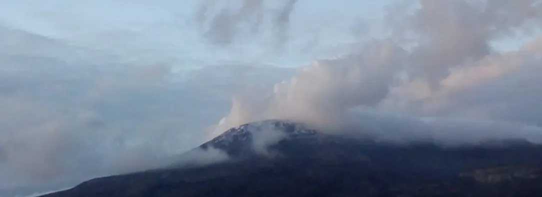 Nevado-del-Ruiz-columna-de-ceniza-alcanzo-los-2.800-metros-de-altura.jpg