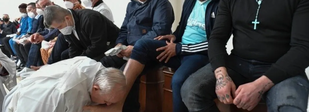 Papa-francisco-lava-pies-de-presos-foto-Colprensa.jpg