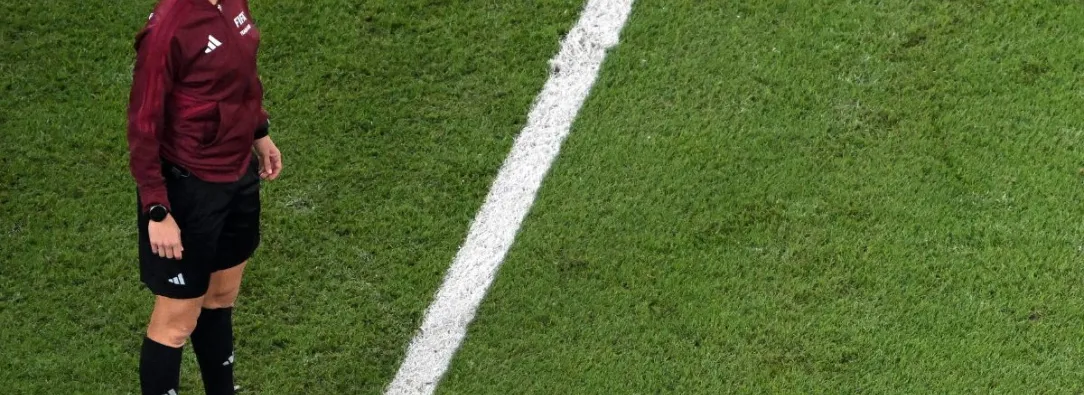 Qatar-2022-Ellas-son-las-primeras-arbitras-en-dirigir-en-un-Mundial-Stephanie-Frappart.jpg