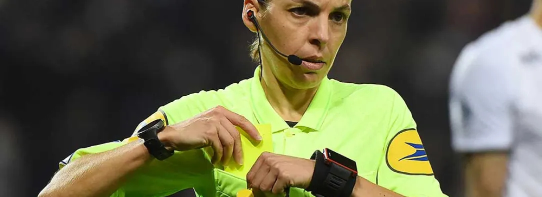 Stephanie-Frappar-primer-arbitra-central-en-un-mundial.jpg